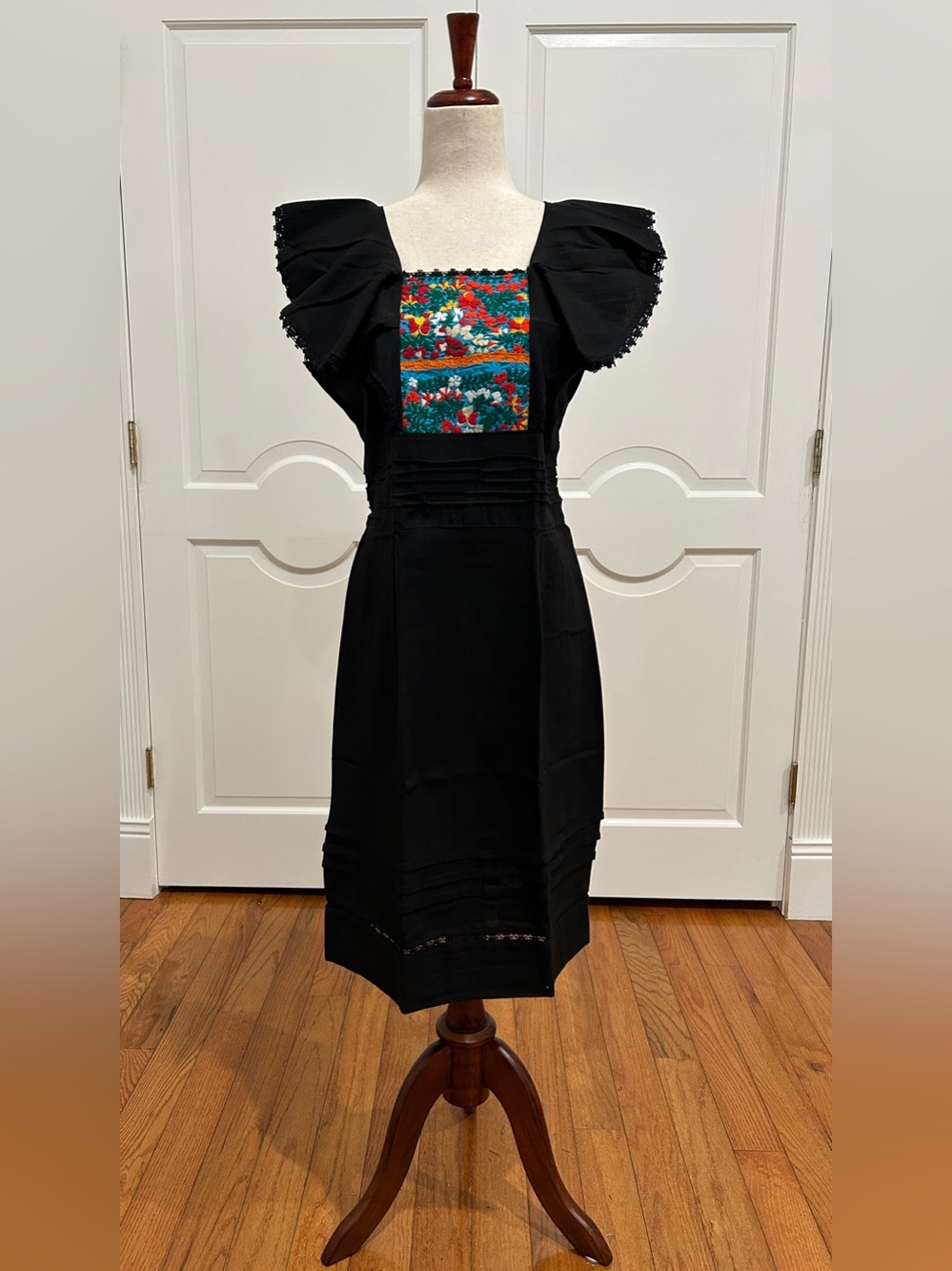 Mexican embroidered dress, hand Embroidered with silk threads.